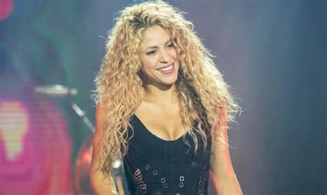 shakira tetas|Shakira recupera un topless para celebrar los 20 años de .